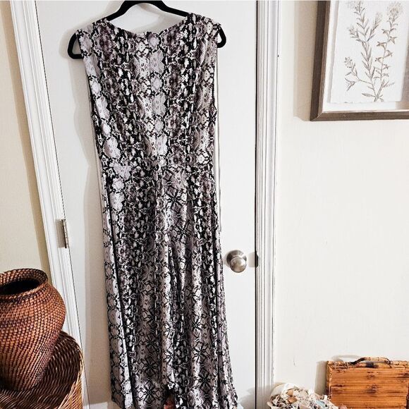 New Nicole Miller Reptile Cropped V- Neck Sleeveless Zipper Back Jumpsuit. - Picture 9 of 16